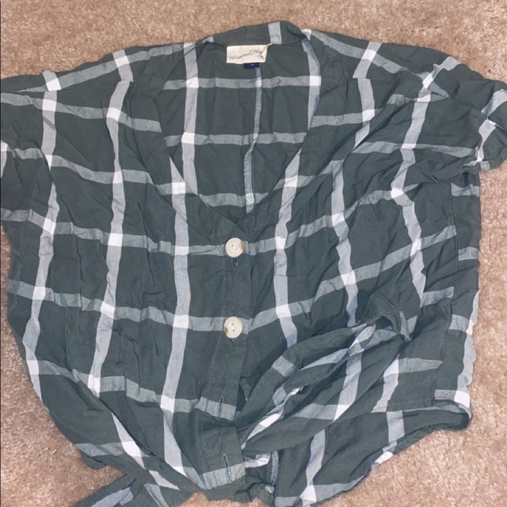 Universal threads tie shirt! Plaid pattern. Never worn.